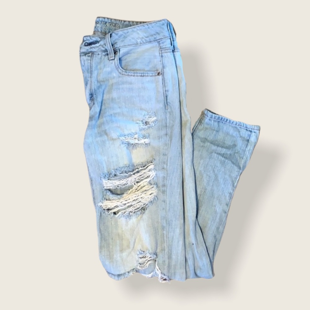 American Eagle Tomgirl Light Wash Ripped Jeans